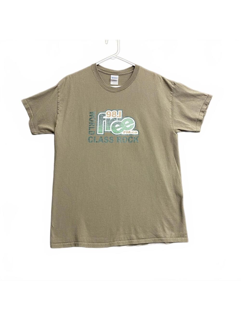 Gildan 98.1 Free FM.ca World Class Rock Graphic T-Shirt Tan Men's Size Large